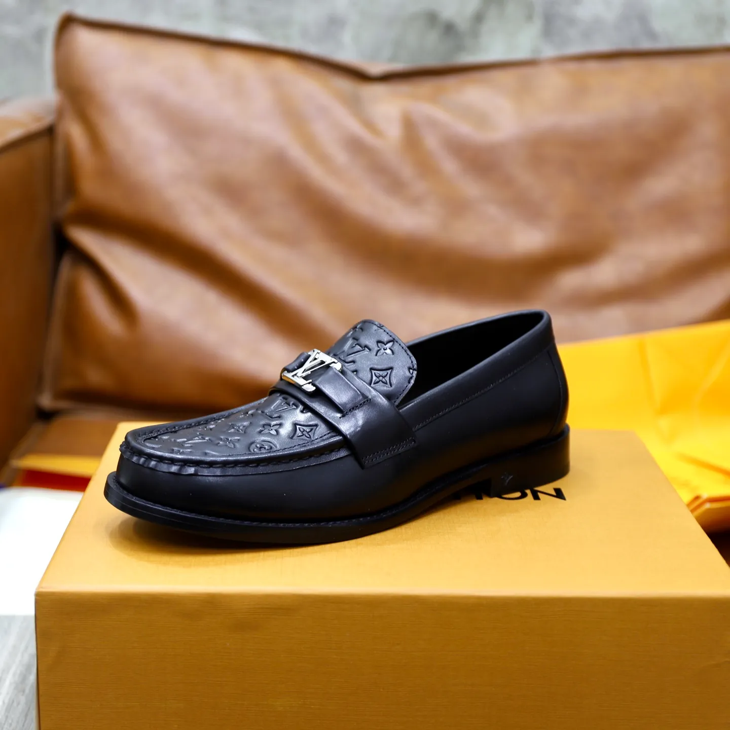 Men's Men's Shoes💰💰920LV Louis Vuitton Slip-on Loafers, top quality products from Guangzhou, ready for sale! This LV Glove loafer is made of selected soft cowhide, with a slightly wrinkled leather surface and a very high-end texture. Each pair is unique. The leather surface is light and soft, with a fine texture and good luster. It is a classic loafer style, with exquisite handmade mark stitching on the toe, and a square toe configuration to highlight the classic style. The horizontal band has hot-printed LV three-dimensional letters, semi-solid handcrafts and a genuine leather outsole, and a rubber patch on the heel to create wear-resistant performance and comfort. One of the must-have loafers for men! Comes with full original packaging! Code number: 38-39-40-41-42-43-44 (38, 45, 46 customized) standard leather shoe code